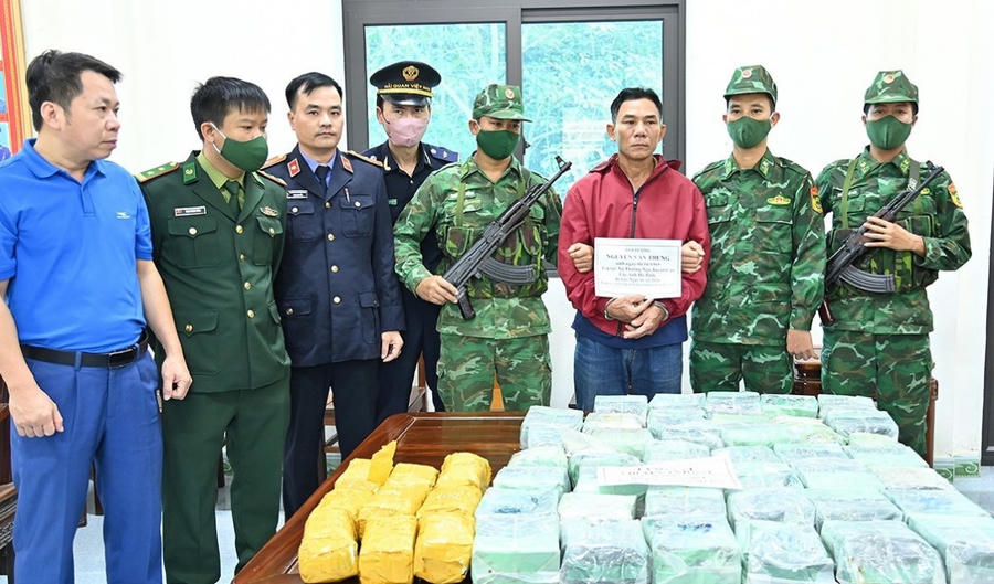 Đối tượng Nguyễn Văn Trung cùng tang vật - Ảnh TG.