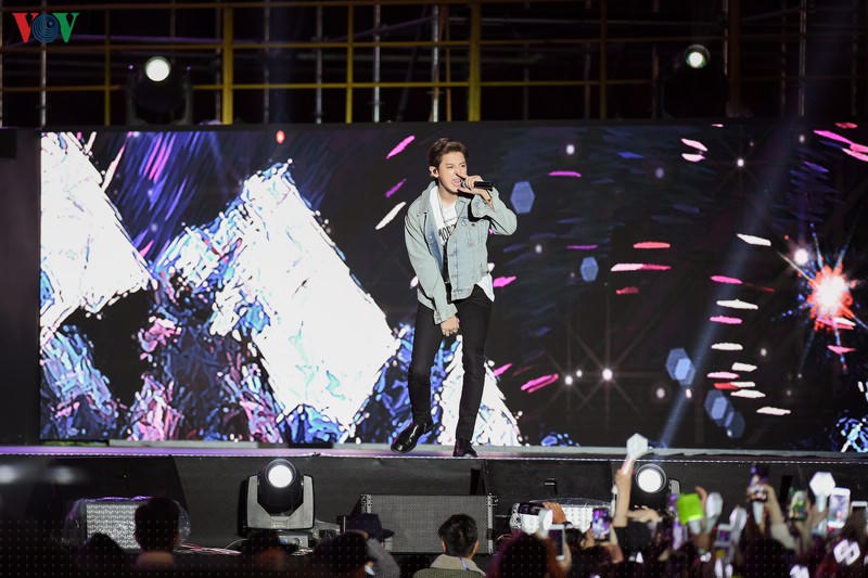 exo chanyeol doi non la, sehun chia se rat nho viet nam tai k-pop super concert hinh 16