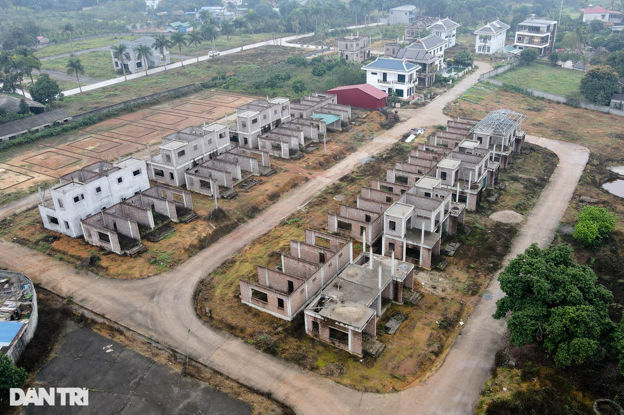 Ngoài một số biệt thự đã được đưa vào sử dụng, đa số các công trình trong