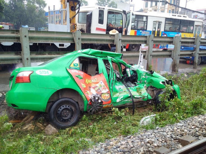 Chiếc xe taxi bị biến dạng hoàn toàn.