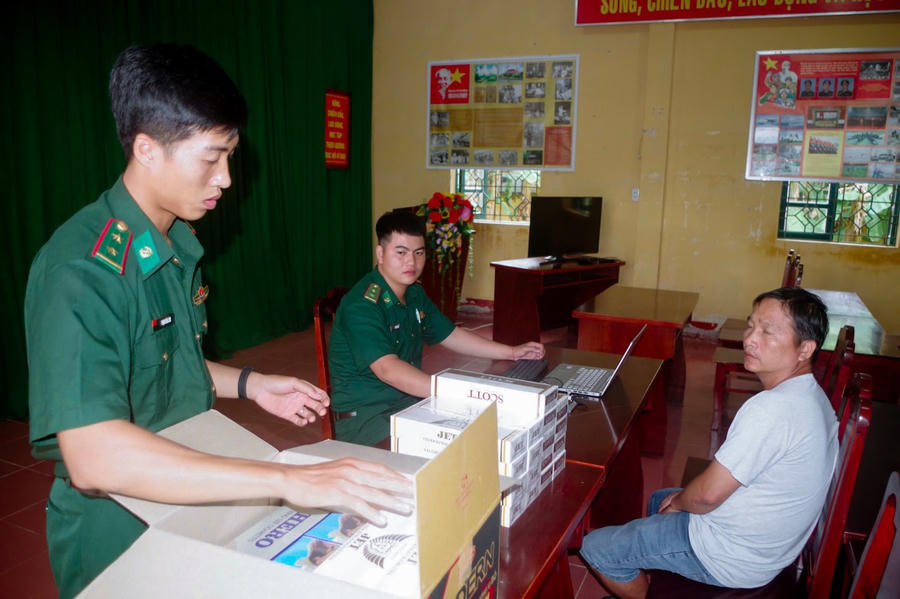 Tổ công tác đồn biên phòng Lai Hòa làm việc với đối tượng Nguyễn Văn Nhiên tại đơn vị.