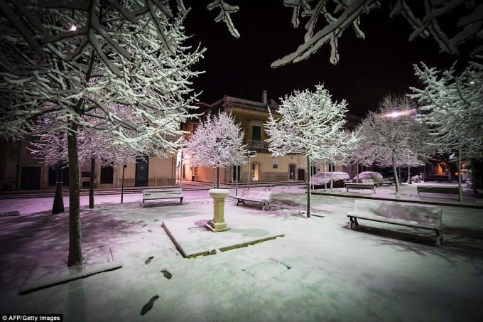 Tuyết rơi ở phủ trắng khu vực Bari, ph&iacute;a nam nước Italy. (Ảnh: AFP)