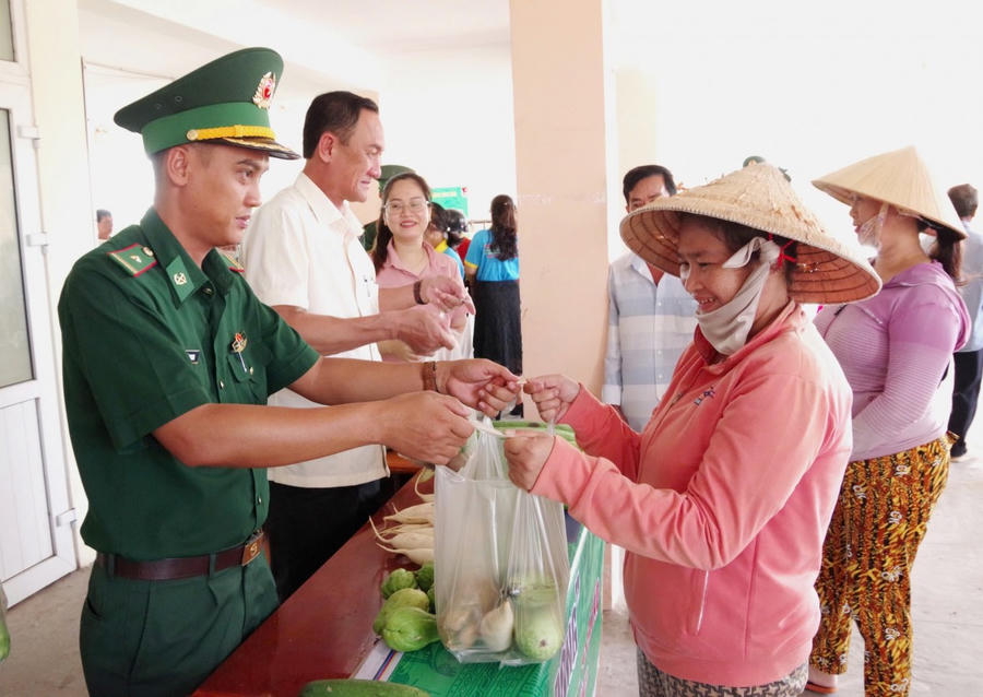 Các nhu yếu phẩm được trao tận tay người dân có hoàn cảnh khó khăn trong gian hàng “0” đồng.