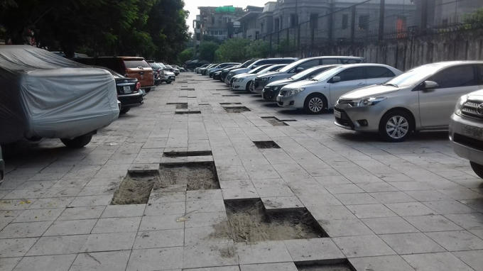 Các viên đá bị nứt vỡ do bãi đậu xe trên vỉa hè, ôtô đi lên được đơn vị thi công móc lên và làm lại.