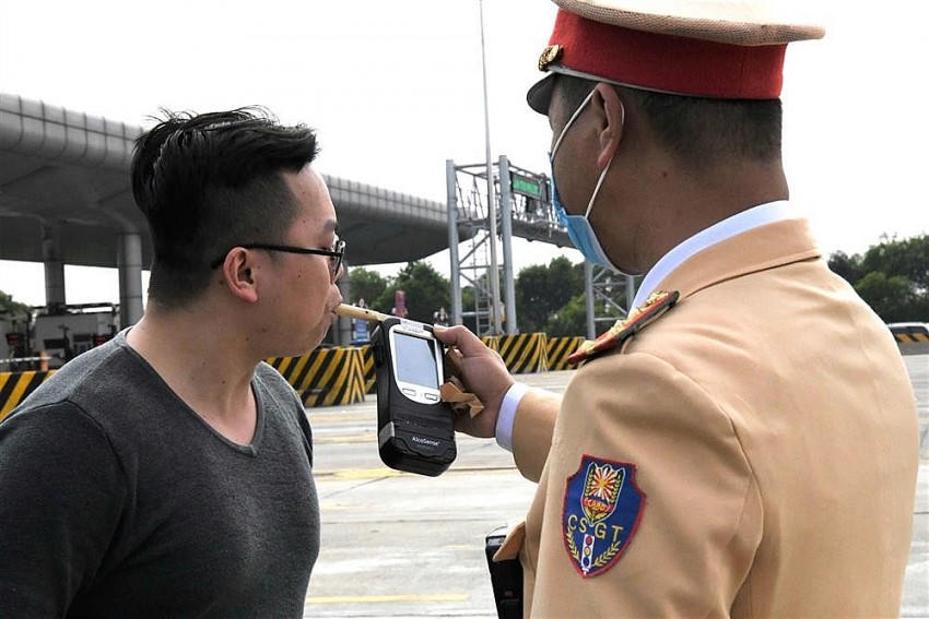 Cảnh sát giao thông kiểm tra nồng độ cồn đối với người điều khiển phương tiện.