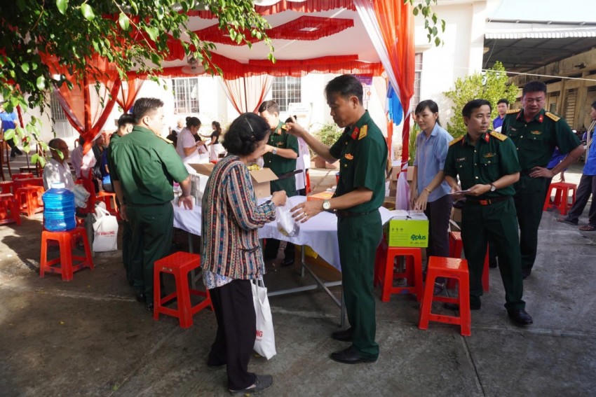 Tặng 1.000 suất quà đến người dân. Ảnh: Ngọc Cường