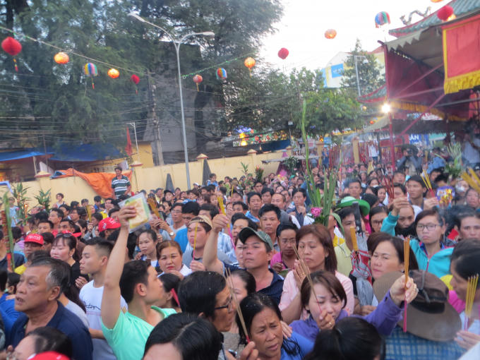 B&igrave;nh Dương: H&agrave;ng ng&agrave;n người tham gia rước kiệu B&agrave;