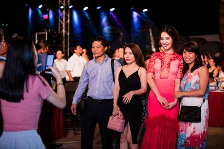 Kết thúc chương trình vào tận đêm khuya nhưng Thuỵ Vân vẫn được các khán giả vây quanh để xin chụp hình kỷ niệm.