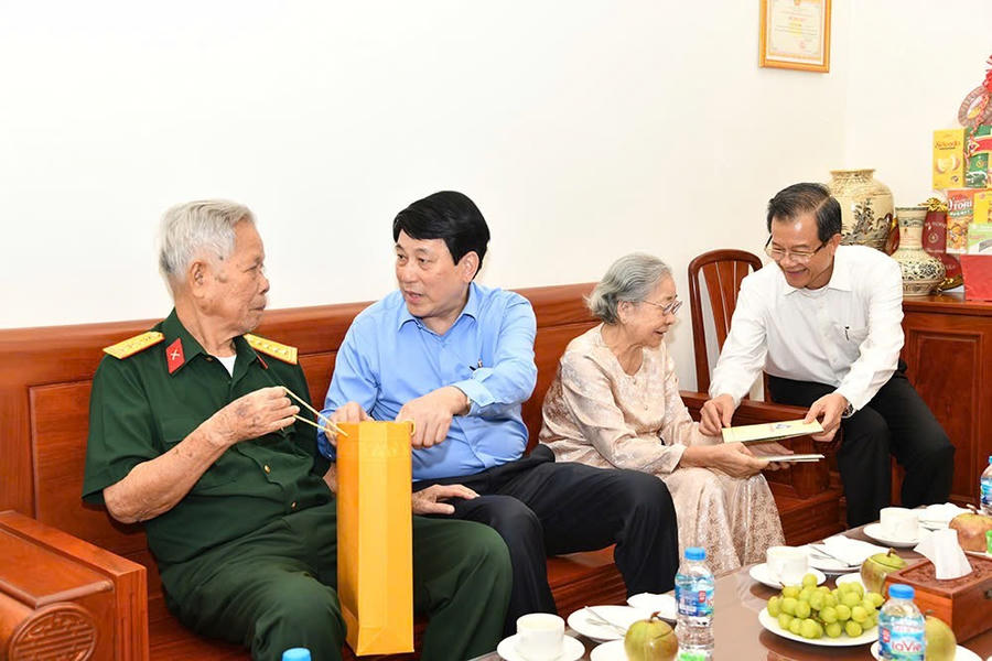 Chủ tịch nước Lương Cường cùng Đoàn công tác Trung ương, tỉnh An Giang thăm gia đình ông Võ Đại Nhân và bà Võ Thị Vân