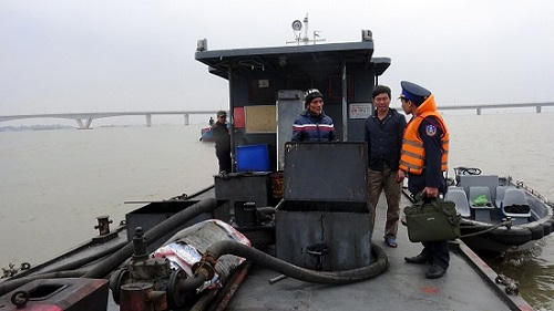 Chiếc tàu do ông Phạm Văn Dũng làm đại diện, bị lực lượng chức năng kiểm tra, bắt giữ.
