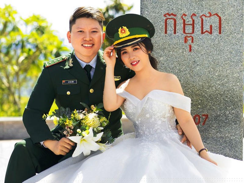Ảnh cưới của Thượng úy Lê Bá Liêm và chị Nguyễn Thị Bích Ngọc chụp tại cột mốc ngã ba biên giới Việt Nam - Lào - Campuchia.