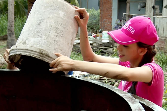 Hoa hậu Việt Nam 2016: Trấn Thành ôm chầm thí sinh giống Hoa hậu Nguyễn Thị Huyền để tỏ lòng ngưỡng mộ