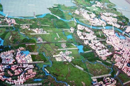 Chủ tịch UBND TP Hà Nội Nguyễn Đức Chung vừa ký quyết định vừa phê duyệt Quy hoạch chung khu vực thị trấn Phù Đổng. (Ảnh nguồn Internet).