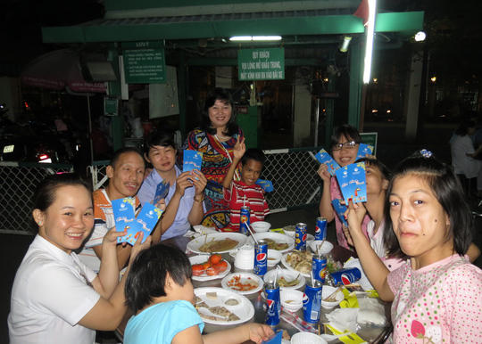 Trước giao thừa, các nhân viên y tế cũng tham gia một buổi tất niên nhỏ. Trong ảnh là các nhân viên và trẻ em thuộc Làng Hòa Bình, Bệnh viện Từ Dũ nhận lì xì từ Dược sĩ Huỳnh Thị Thanh Thủy, Phó Giám đốc Bệnh viện