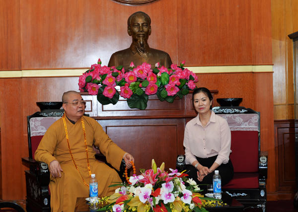 Hòa thượng Thích Thanh Nhiễu mong muốn thông qua UBTƯ MTTQ Việt Nam trao số tiền kịp thời đến những gia đình bị thiệt hại để những người dân vùng lũ.