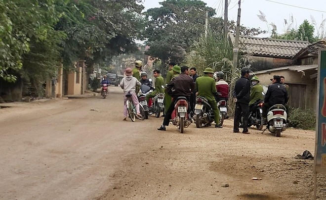 Lực lượng công an chốt chặn các ngả đường truy tìm phạm nhân tên Sơn. Ảnh: Quỳnh An