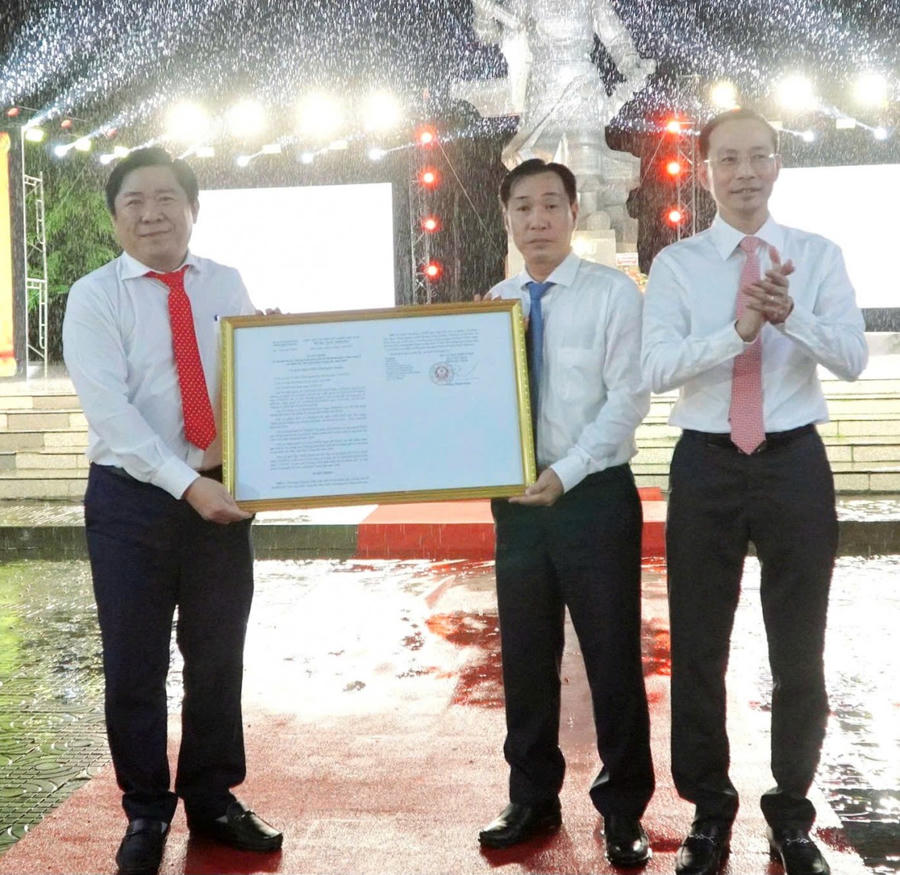 Chủ tịch UBND tỉnh Kiên Giang Nguyễn Thanh Nhàn trao Quyết định phê duyệt Quy hoạch chung thành phố và Khu kinh tế cửa khẩu Hà Tiên đến năm 2040 tại Quyết định 189/QĐ-TTG ngày 22/02/2024 của Thủ tướng Chính phủ cho lãnh đạo UBND TP Hà Tiên