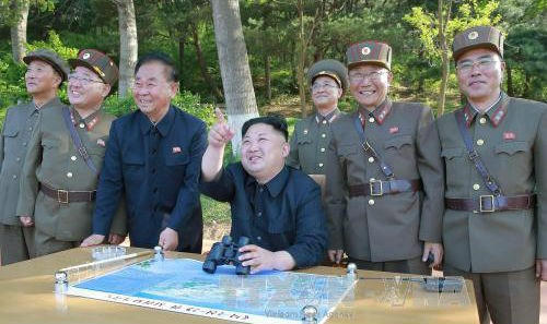 Nhà lãnh đạo Triều Tiên Kim Jong-un (giữa) giám sát một vụ phóng tên lửa tại địa điểm bí mật ngày 22/5. (Ảnh: EPA/TTXVN)
