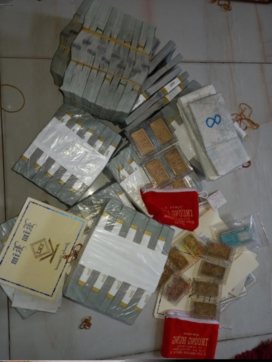 Đô la được thu giữ khi khám xét tại các nhà đối tượng. Ảnh: Công An An Giang