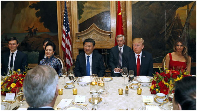 Tổng thống Donald Trump ngồi cạnh Chủ tịch Tập Cận Bình ở một bên của bàn ăn dài. Ngồi kế bên hai nhà lãnh đạo là hai phu nhân. (Ảnh: AP)