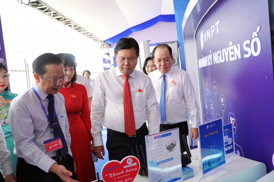 Ủy viên Ban Chấp hành Trung ương Đảng, Bí thư Tỉnh ủy An Giang Nguyễn Tiến Hải cùng đoàn đại biểu tham quan khu triển lãm sản phẩm công nghệ