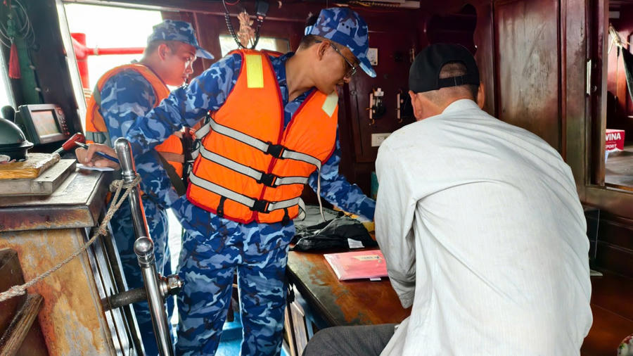 Lực lượng chức năng Bộ Tư lệnh Vùng Cảnh sát biển 4 lập biên bản tạm giữ phương tiện