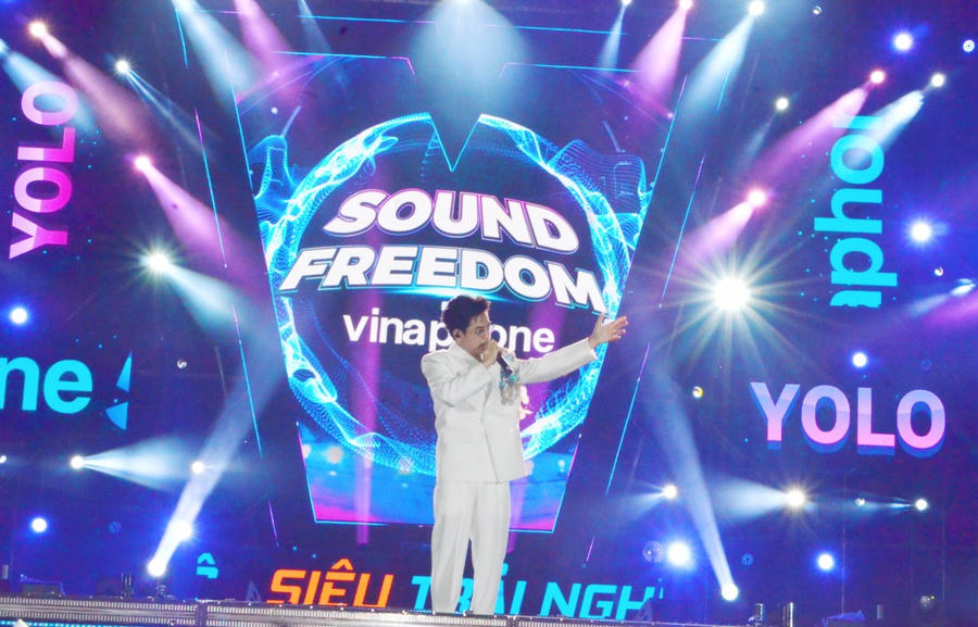 Các ca sĩ biểu diễn và giao lưu với khán giả.