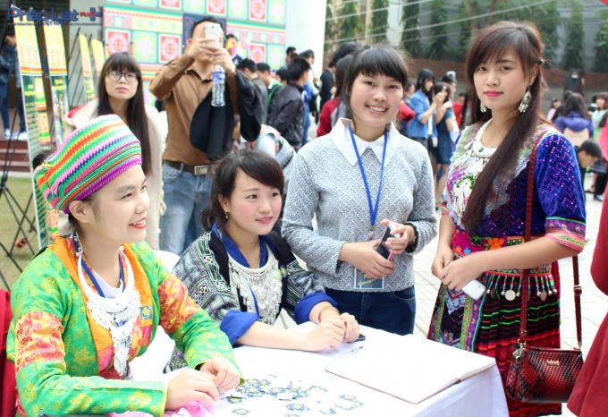 Bạn Giàng Thị Ghênh cùng với Ban liên lạc sinh viên dân tộc Mông tại Hà Nội tổ chức ngày Tết. (Ảnh: Đức Biên)