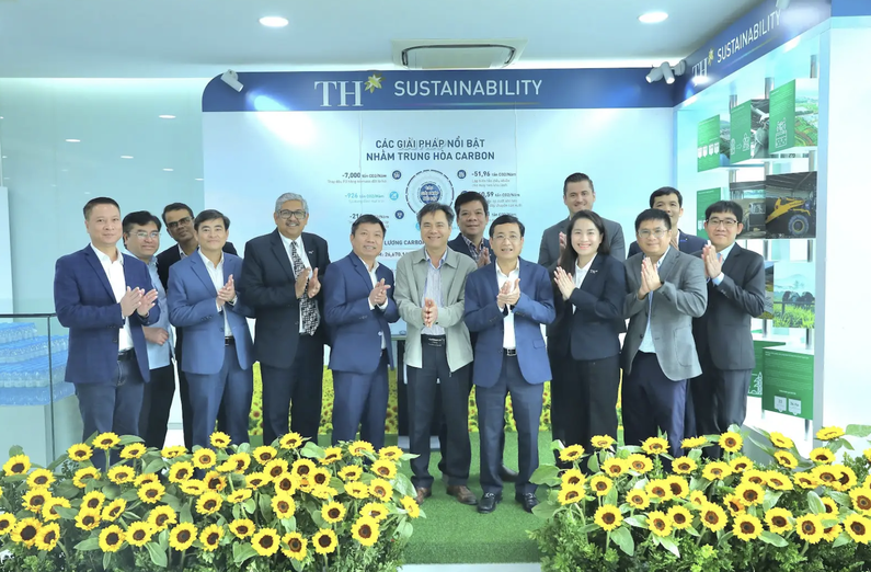 Các lãnh đạo Tập đoàn TH tham dự lễ trao bằng chứng nhận đạt trung hòa carbon.
