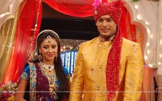 Pratyusha Banerjee vai chính Anandi còn Siddharth Shukla vai Shivraj, chồng thứ hai của Anandi