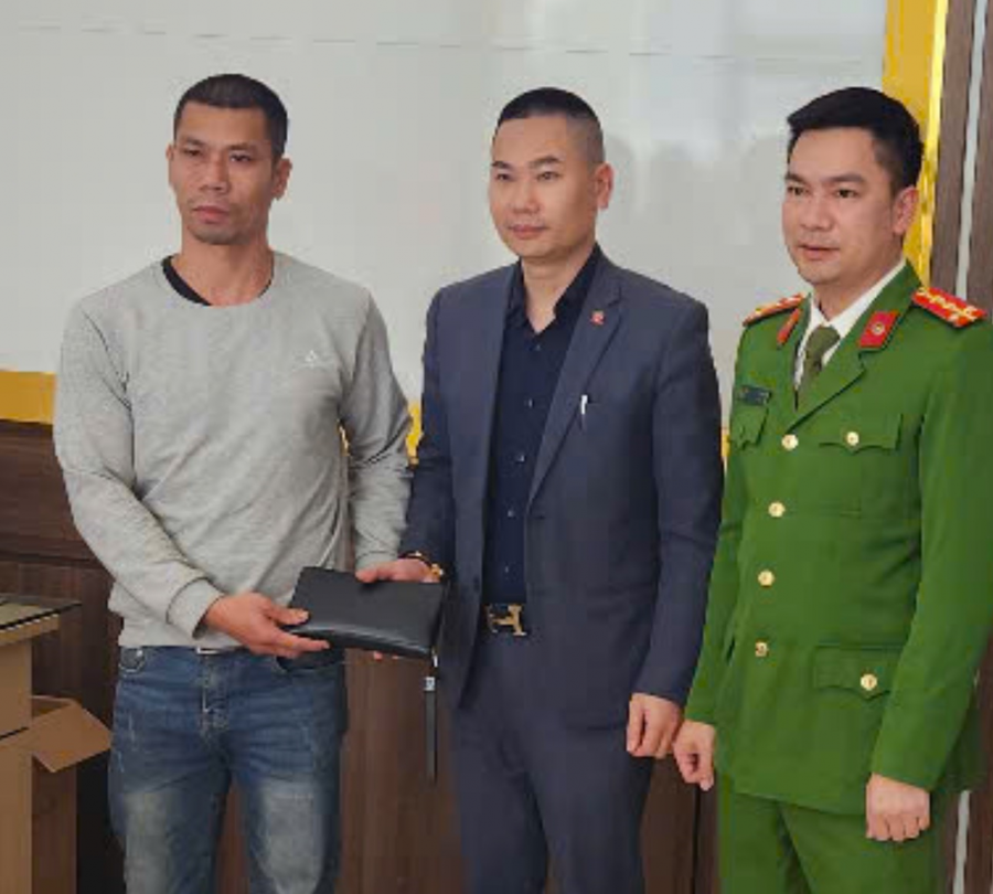 Anh Tùng (đứng giữa) nhận lại tài sản tại trụ sở Công an phường Cẩm Sơn.