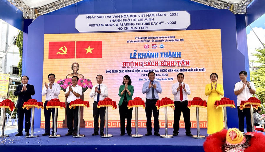 Các đại biểu cắt băng khánh thành.