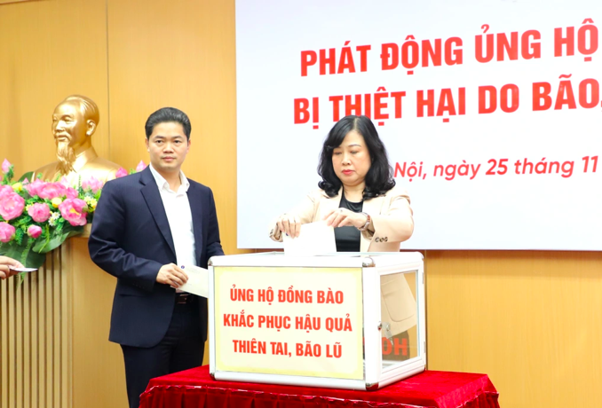 Bộ trưởng Bộ Y tế Đào Hồng Lan ủng hộ đồng bào bị ảnh hưởng bởi mưa lũ - Ảnh: Trần Minh