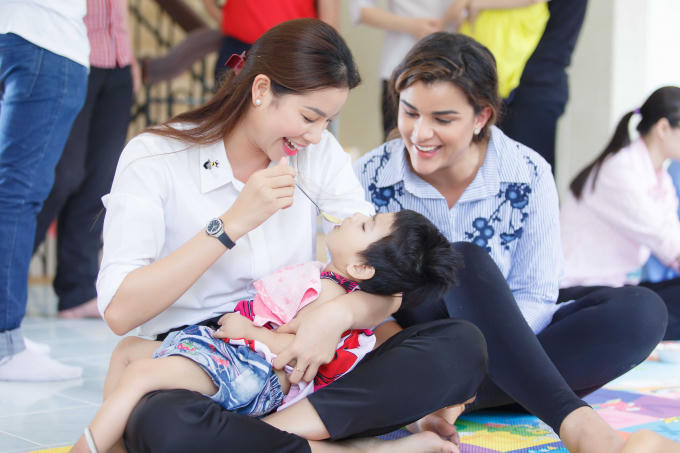 Clarissa còn vô cùng ngưỡng mộ khi chứng kiến cảnh Phạm Hương bế và cho em bé ăn.