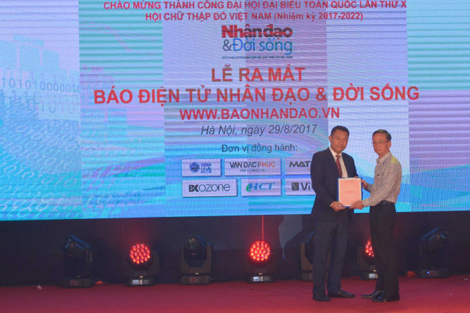 Ông Nguyễn Thái Phiên, Cục phó Cục báo chí đã trao quyết định cấp phép hoạt động báo điện tử của Bộ Thông tin Truyền thông.