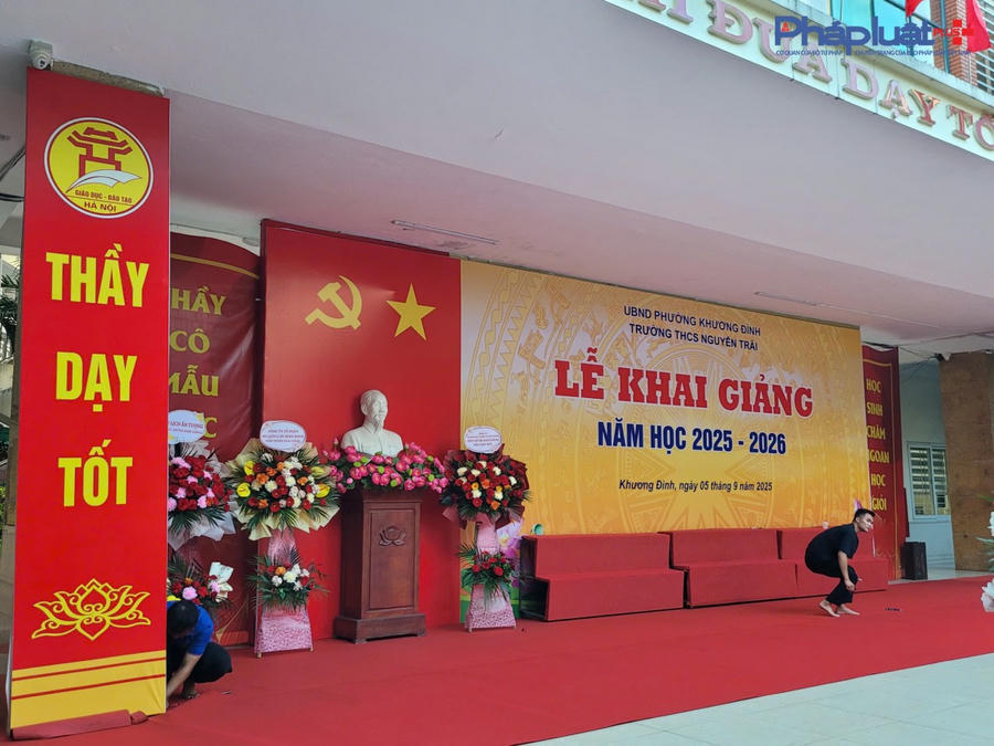 Khung bục để diễn ra lễ khai giảng cũng đã được dựng lên.