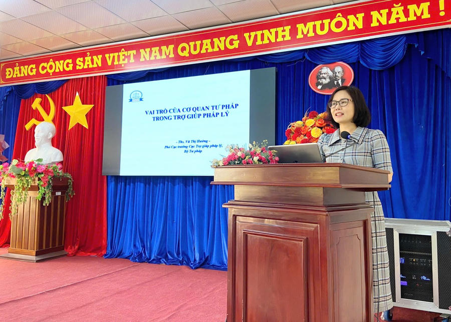 Báo cáo viên Vũ Thị Hường - Phó Cục trưởng Cục Trợ giúp pháp lý (Bộ Tư pháp), triển khai nội dung nghiệp vụ về công tác trợ giúp pháp lý cho Trợ giúp viên pháp lý.