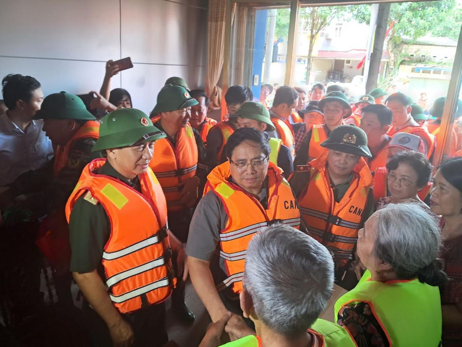 Thủ tướng Phạm Minh Chính thăm hỏi người dân vùng lũ tại Thái Nguyên - Ảnh: VGP.
