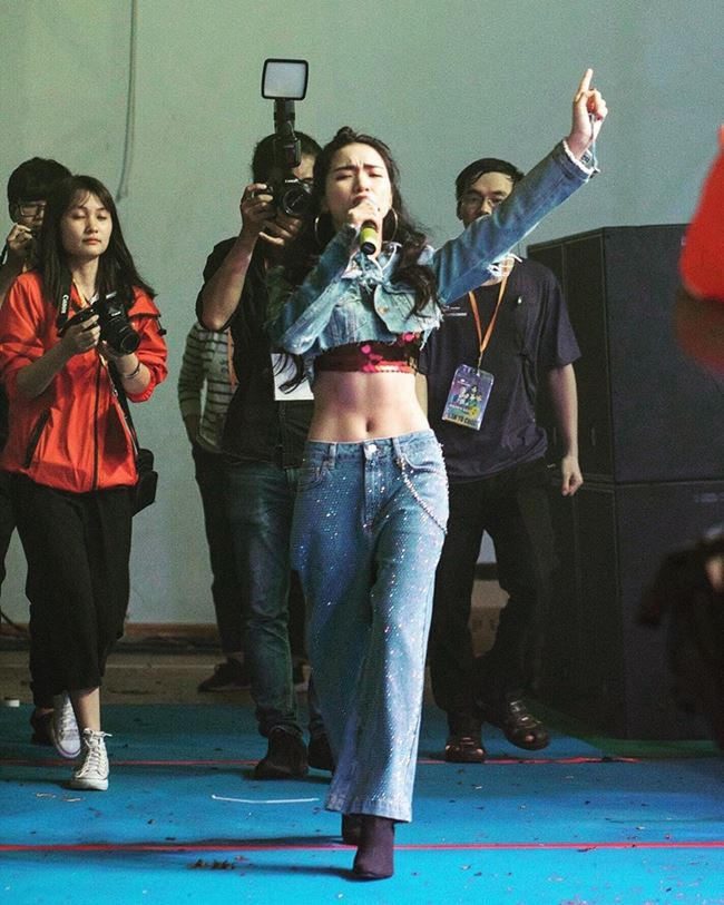 Hình ảnh mới nhất của Hòa Minzy trong một sự kiện âm nhạc khiến người hâm mộ vô cùng ngỡ ngàng vì vòng eo săn chắc, nhỏ xíu khó tin. 