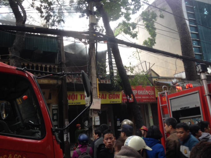 Lực lượng cảnh sát PCCC nhanh chóng có mặt ở hiện trường vụ cháy.