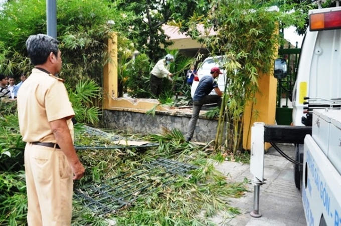 TP HCM: Nữ tài xế húc đổ rào thép, đè cụ ông chạy xe ôm