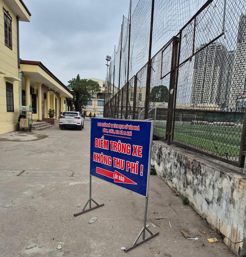 Điểm nhấn trong vài năm trở lại đây là Ban Quản lý khu di tích đã bố trí người trông giữ, sắp xếp xe cho nhân dân đến chiêm bái, cầu tài, cầu lộc đầu năm mà không thu phí gửi xe.
					
				
			
			Điểm nhấn trong vài năm trở lại đây là Ban Quản lý khu di tích đã bố trí người trông giữ, sắp xếp xe cho nhân dân đến chiêm bái, cầu tài, cầu lộc đầu năm mà không thu phí gửi xe.