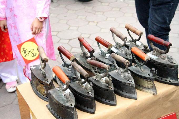 Bàn là cũ "ngày xưa" cũng được bày bán ở đây.