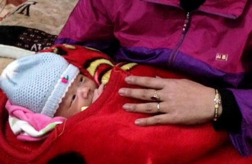 Bé trai được bà Lý phát hiện trước cổng nhà mình trong đêm lạnh.