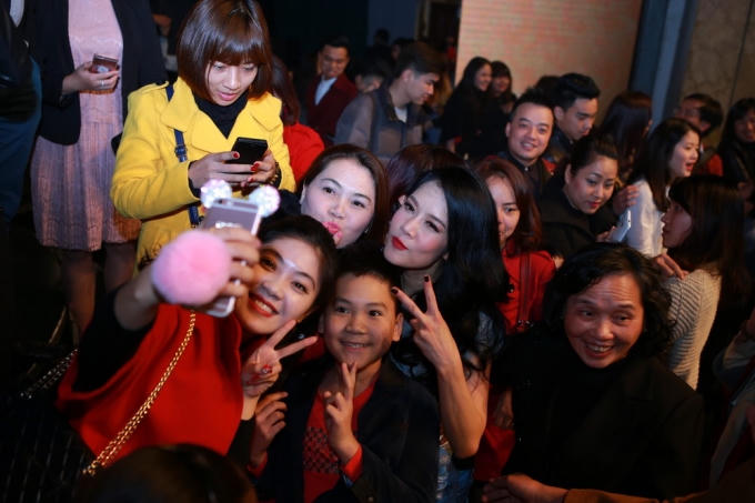 Thu Phương hạnh phúc trong sự yêu mến của người hâm mộ