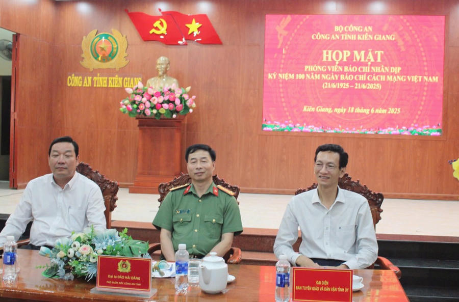Đại tá Đào Hải Đăng - Phó Giám đốc Công an tỉnh Kiên Giang chủ trì buổi họp mặt phóng viên báo chí nhân dịp kỷ niệm 100 năm Ngày Báo chí Cách mạng Việt Nam (21/6/1925 - 21/6/2025)