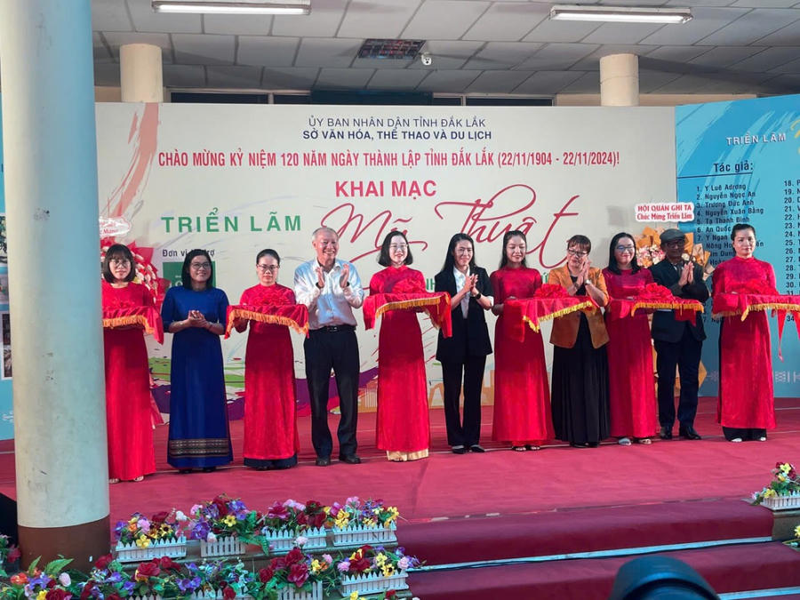 Ban tổ chức trao giải cho các tác giả. Ảnh: Công Lý