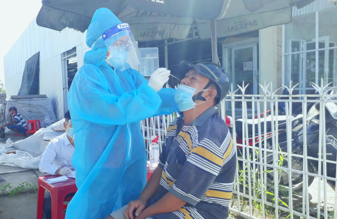 Người dân được test nhanh miễn phí ngẫu nhiên.