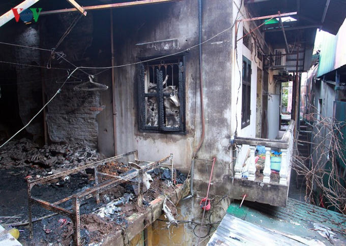 Nhiều ngôi nhà bị thiêu trụi hoàn toàn chỉ còn lại những khung sắt.