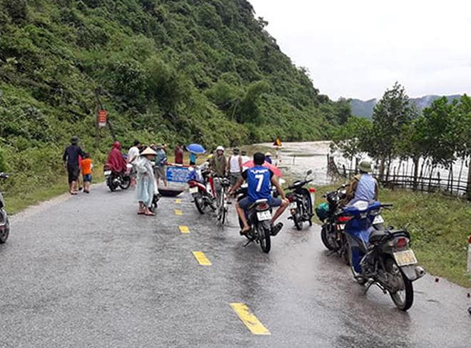 Nhiều đoạn đường bị ngập nước dâng cao không thể qua lại.